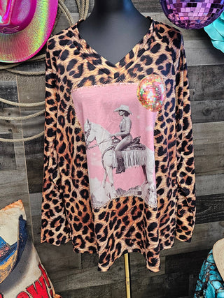 Retro Pop Leopard Cowgirl Graphic Top — Faire photo 2