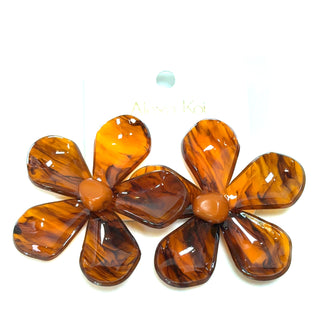 Brown shell-inspired flower stud earrings with carved petal detail and a warm natural-looking finish.